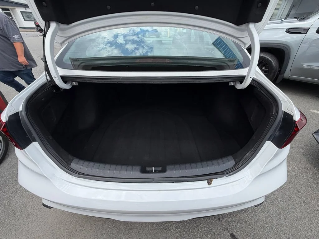 Used 2023 White Kia LXS image 11