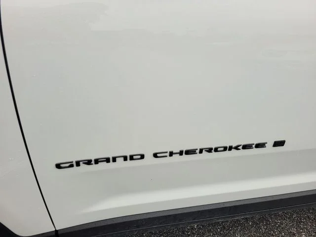 New 2026 Bright White Clear-Coat Exterior Paint Jeep Altitude image 3