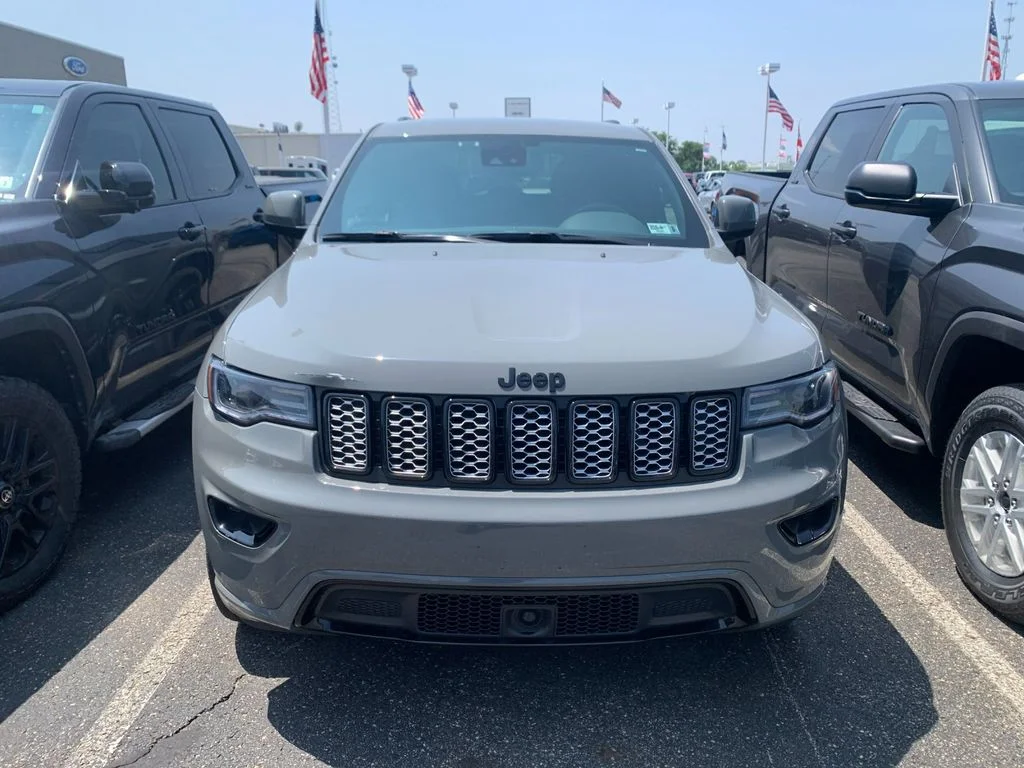 Used 2022 Gray Jeep Laredo X image 6