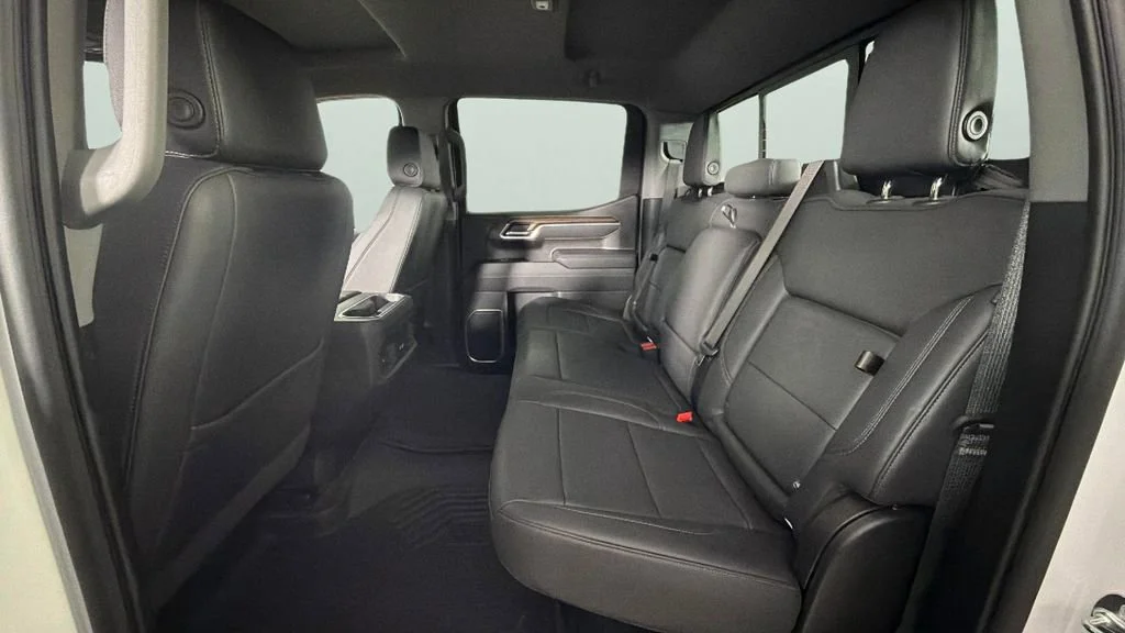 Used 2025 Summit White Chevrolet RST image 27