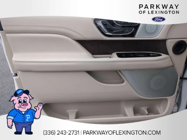 Used 2019 White Lincoln Reserve image 12
