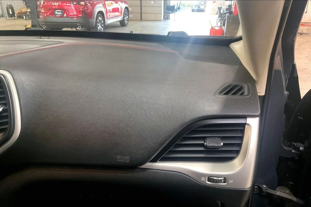 Used 2016 Black Jeep Trailhawk image 16