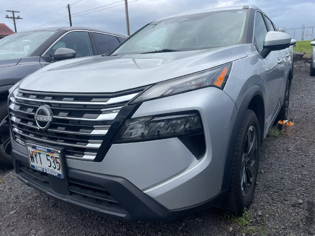 Used 2024 Silver Nissan SV image 3