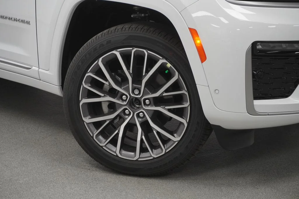 New 2026 Bright White Clear-Coat Exterior Paint Jeep Summit image 4