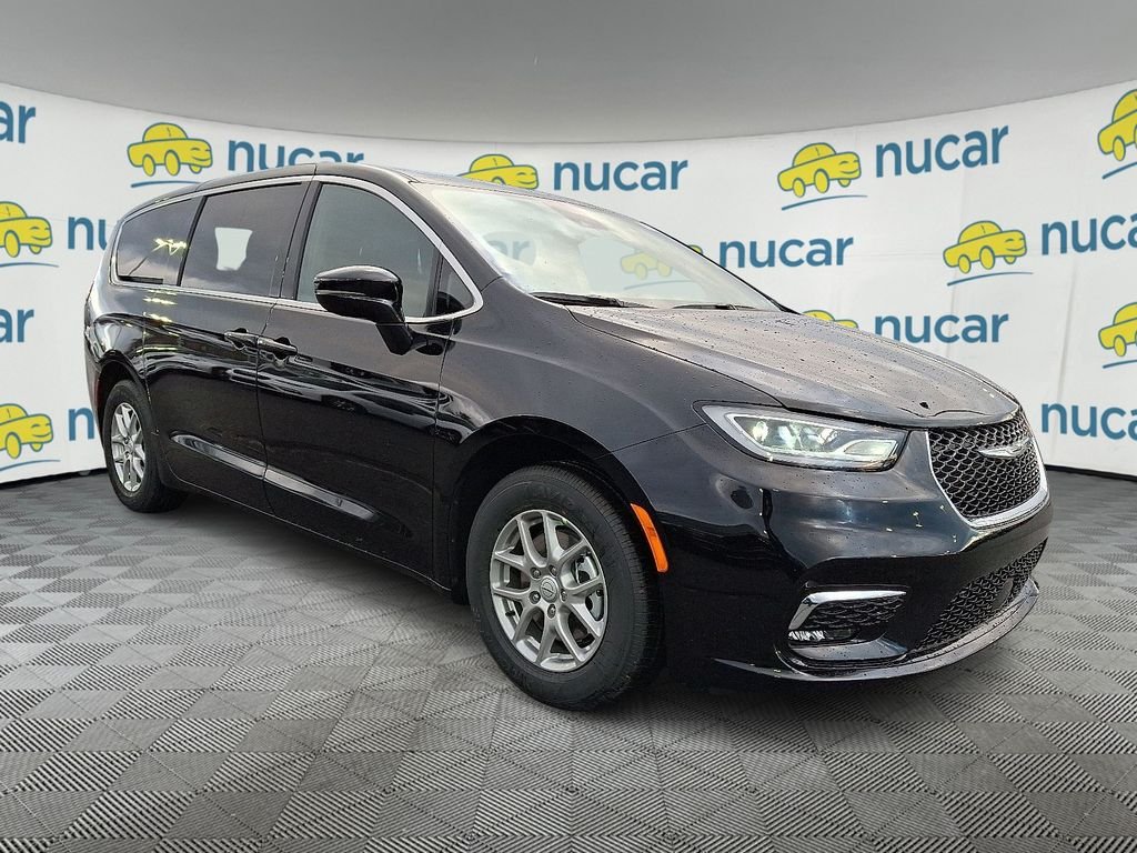 2026 Chrysler Pacifica Select's photo