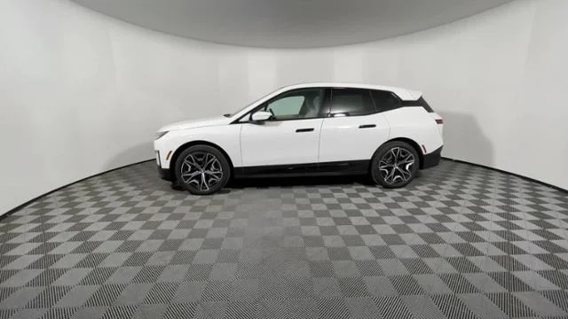 New 2022 Alpine White BMW xDrive50 image 7