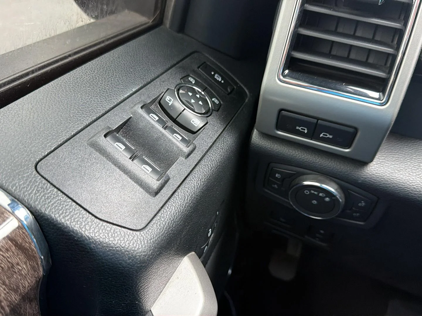 Used 2019 Magnetic Ford Lariat image 20