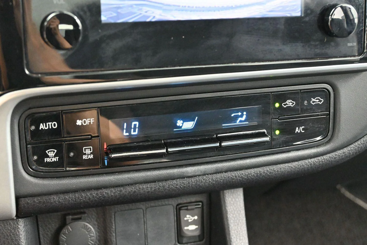 Used 2019 Classic Silver Metallic Toyota LE image 22
