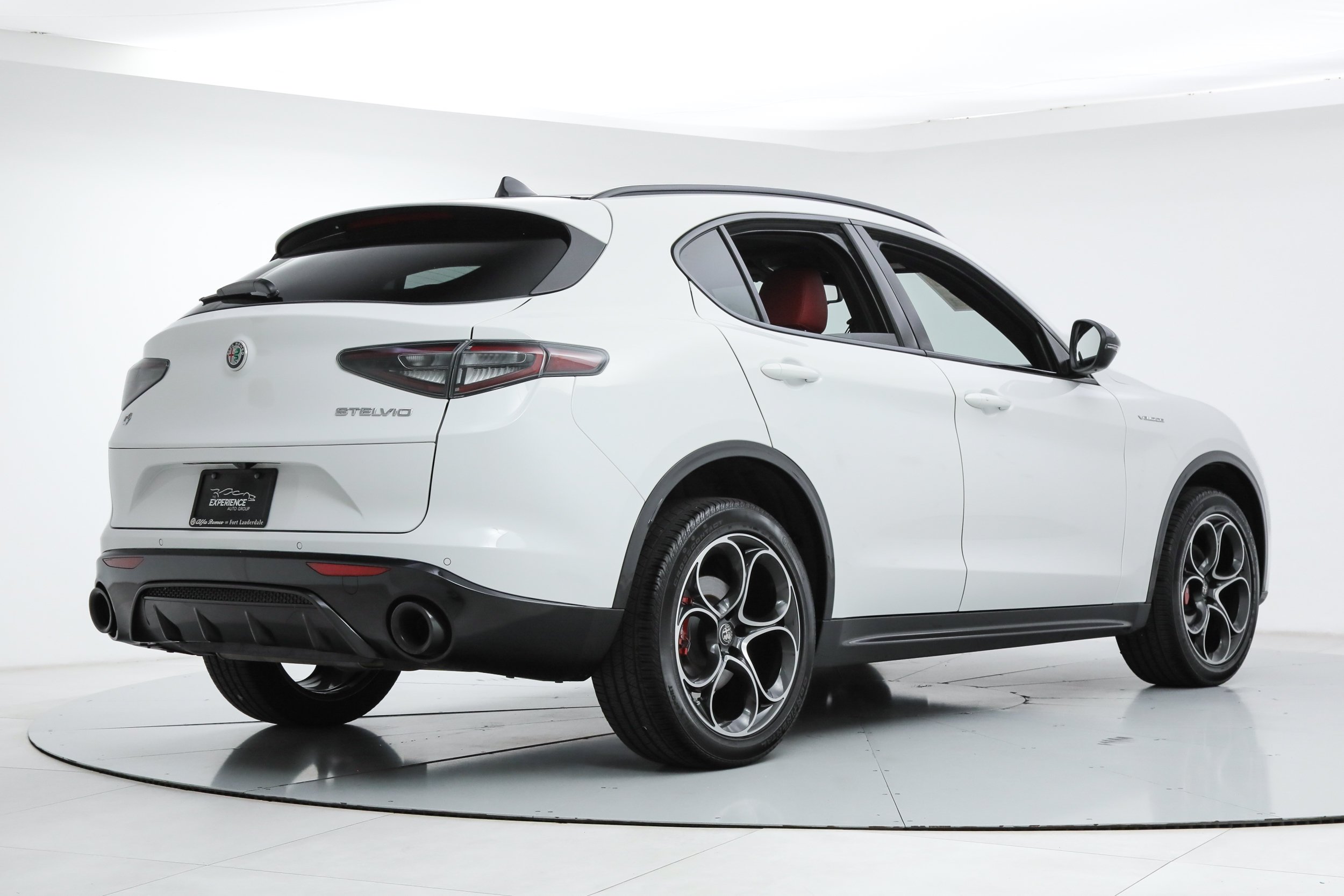 New 2025 Milano White Exterior Paint Alfa Romeo  image 5