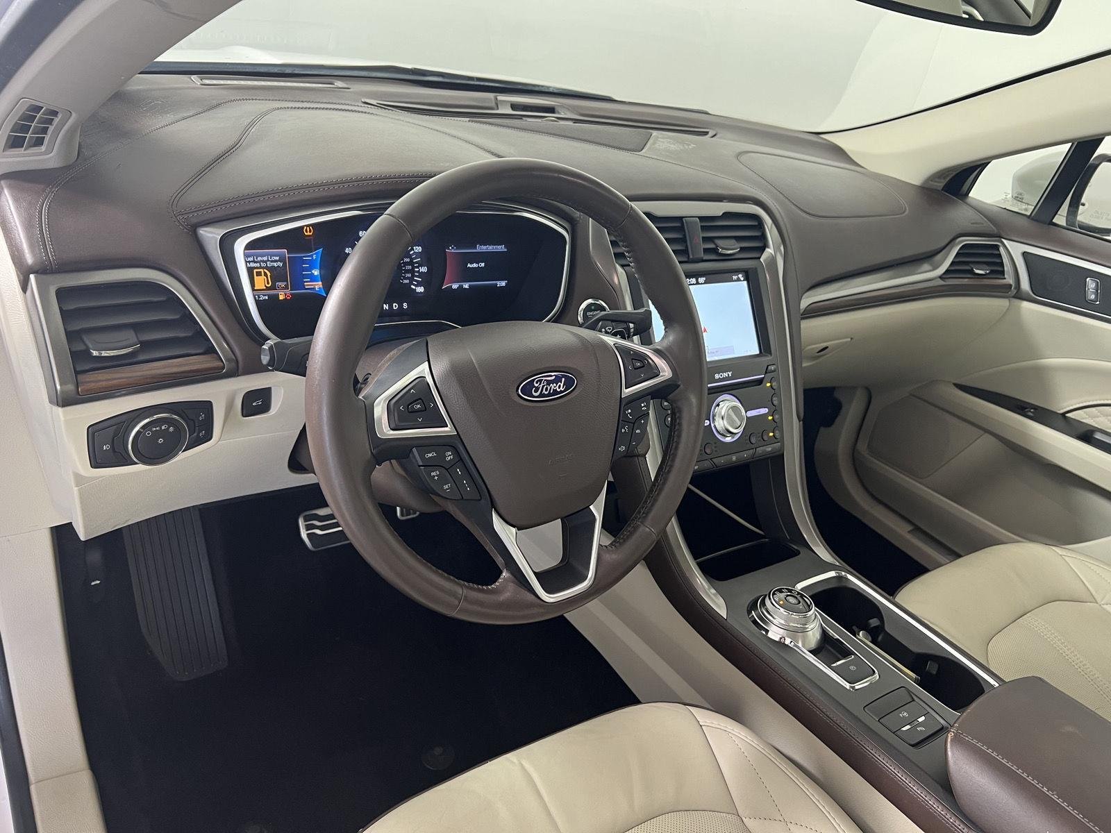Used 2017 White Platinum Metallic Tri-Coat Ford Platinum image 10