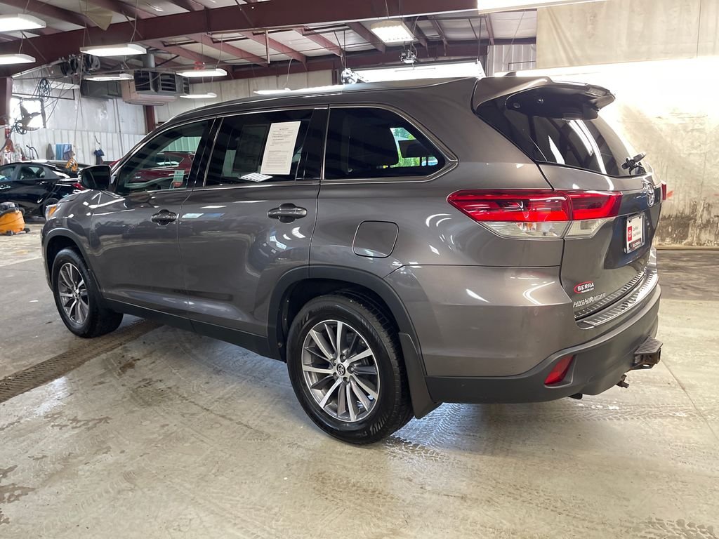 Used 2019 Gray Toyota XLE image 3
