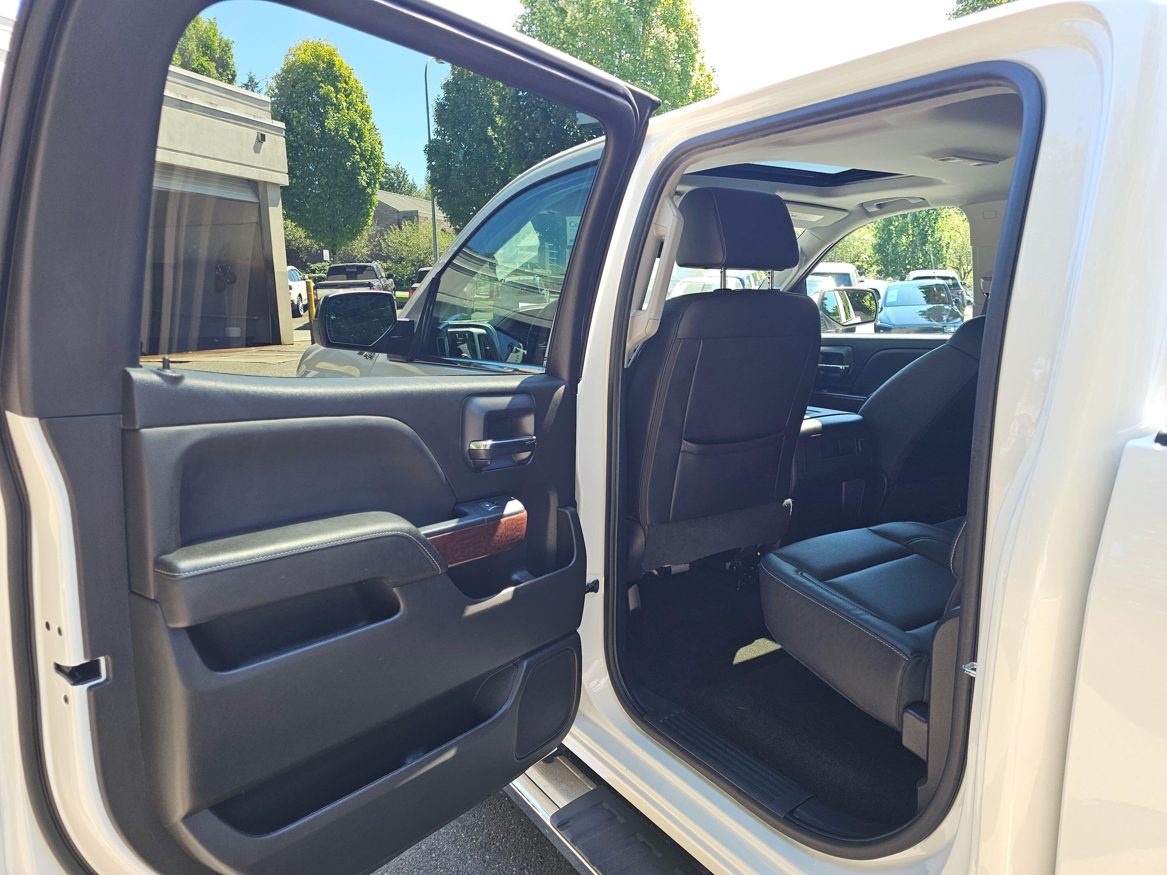 Used 2017 White Frost Tricoat GMC SLT image 19