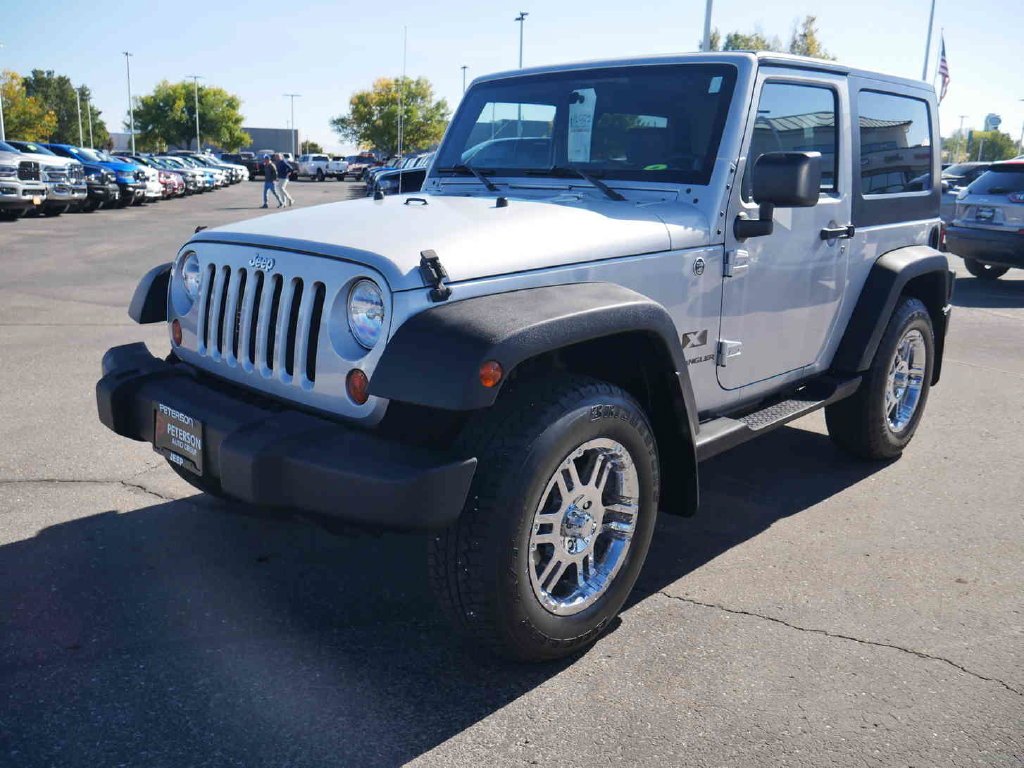 Used 2008 Silver Jeep X image 3