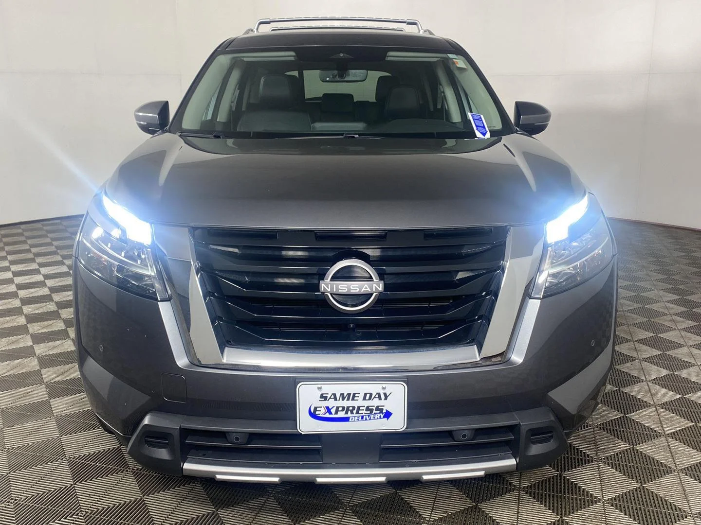 Used 2023 Gun Metallic Nissan SL 4WD image 27