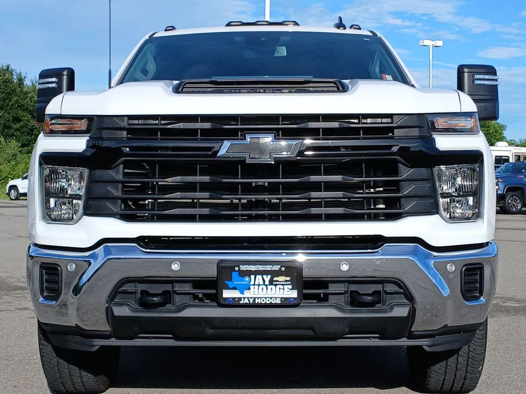Used 2025 White Chevrolet Work Truck image 32