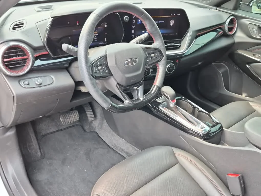 Used 2025 Summit White Chevrolet 2RS image 11