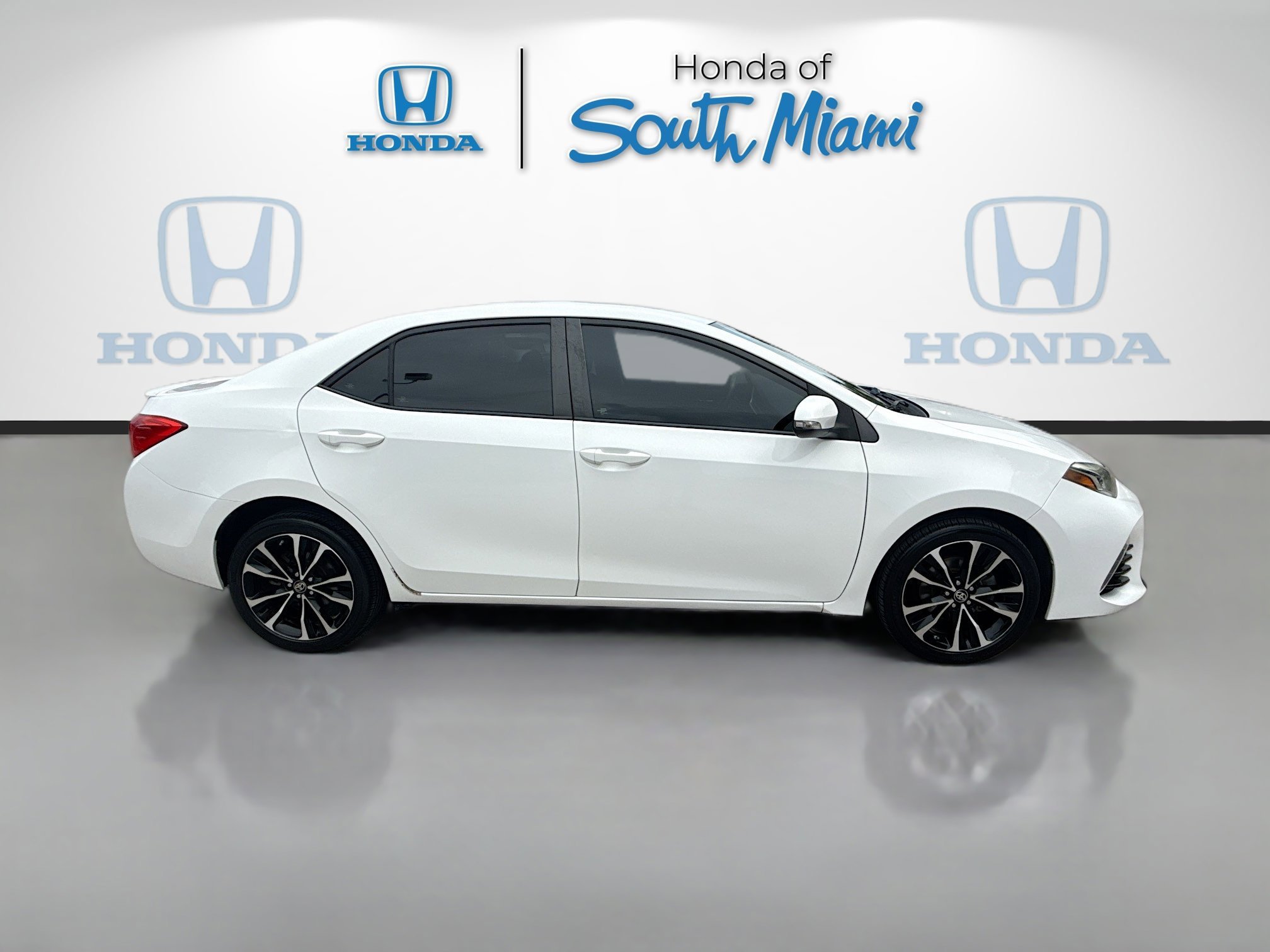 Used 2017 Super White Toyota SE image 8