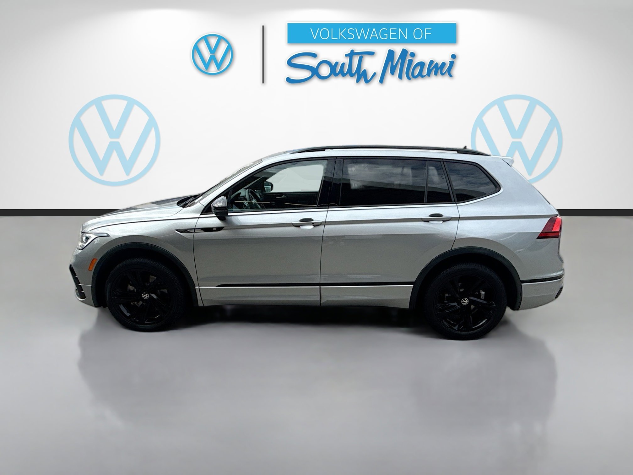 Certified Used 2023 Silver Metallic Volkswagen SE R-Line Black image 4