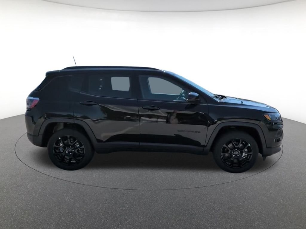 New 2026 Diamond Black Crystal Pearlcoat Jeep Latitude image 5