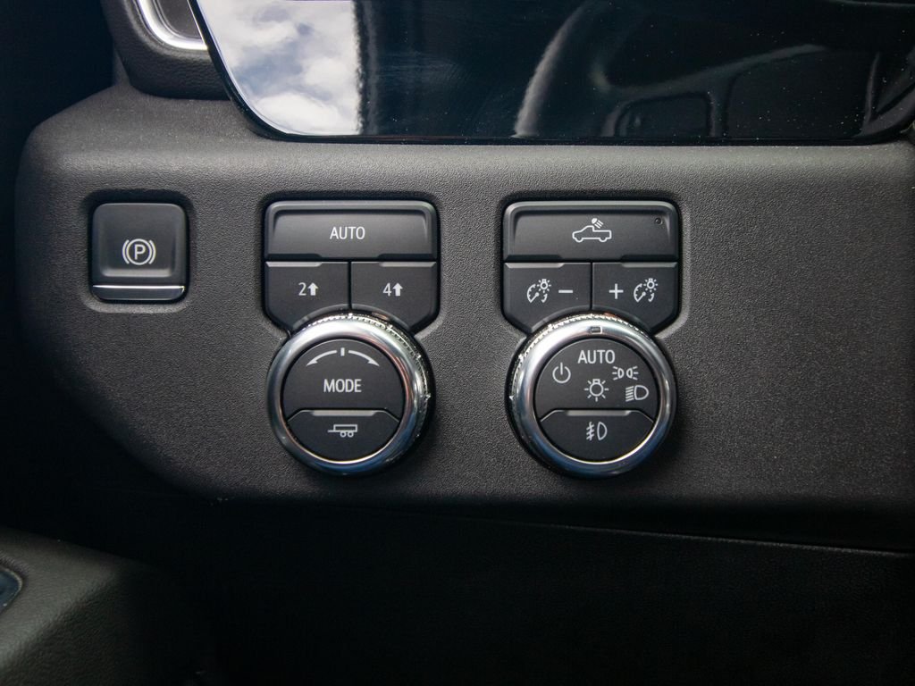 Used 2024 White GMC Elevation image 29