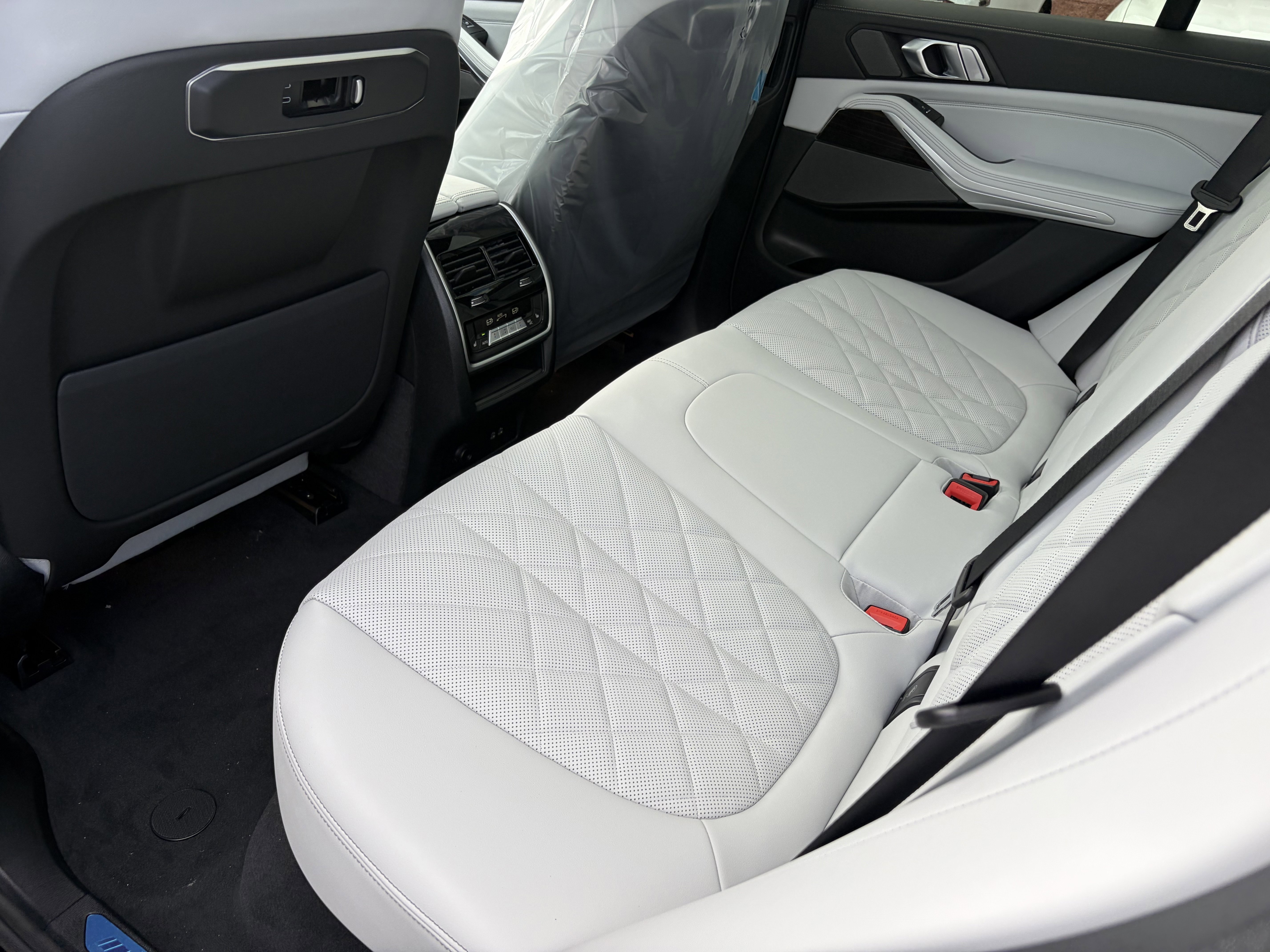 New 2026 Carbon Black Metallic BMW xDrive40i image 17