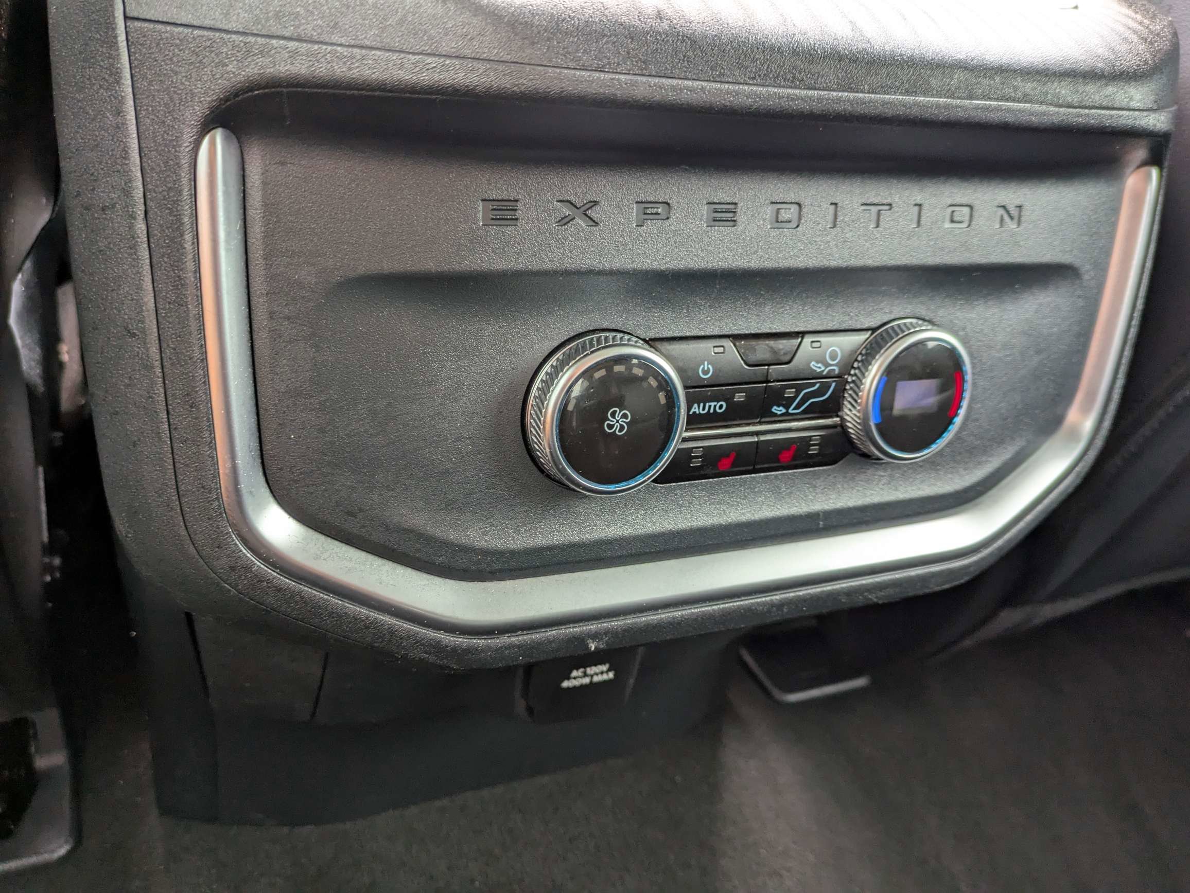 Used 2025 Agate Black Metallic Ford Platinum image 21