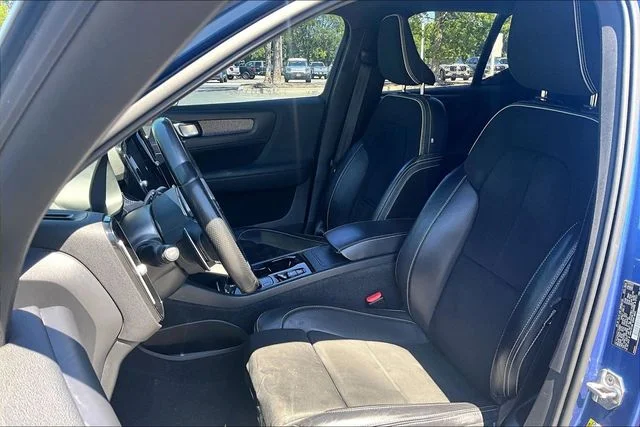 Used 2020 Blue Volvo R-Design image 25