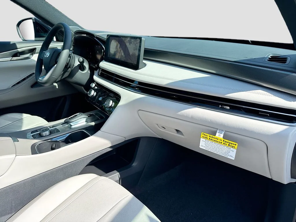 New 2027 RADIANT WHITE INFINITI Luxe AWD image 30