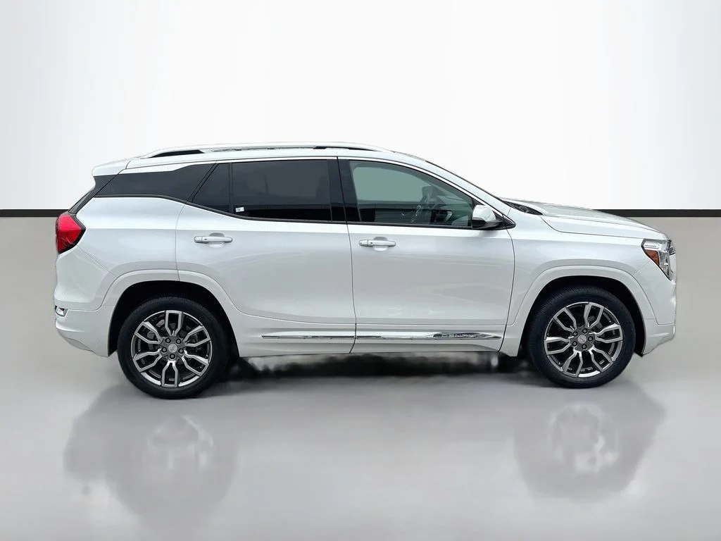 Used 2022 White GMC Denali image 4