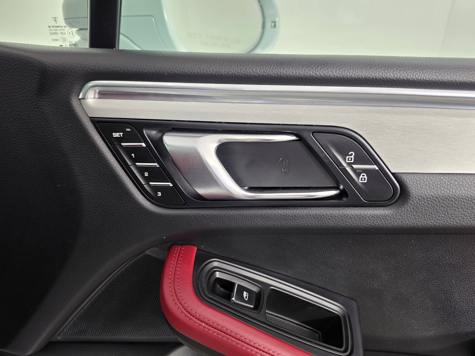 2025 Porsche Macan T - Photo 42