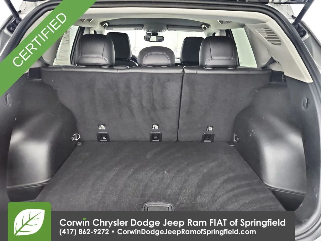 Used 2022 Silver Jeep Latitude image 13