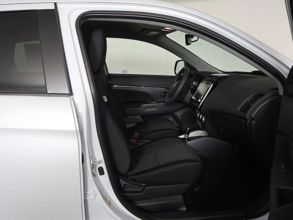 New 2027 White Mitsubishi 2.0 ES AWC image 26
