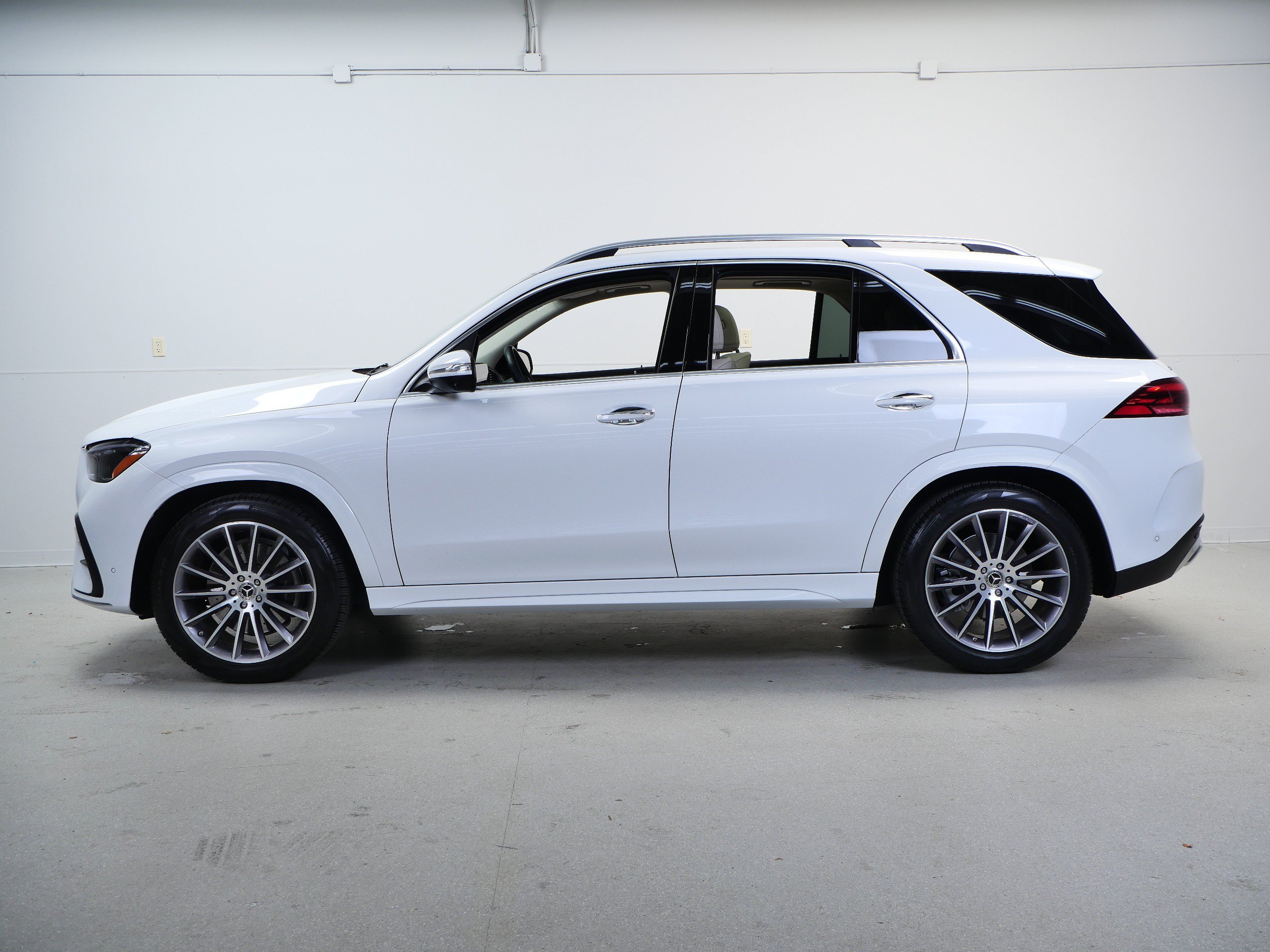 Certified Used 2025 MANUFAKTUR Moonlight White Metallic Mercedes-Benz GLE 350 image 12
