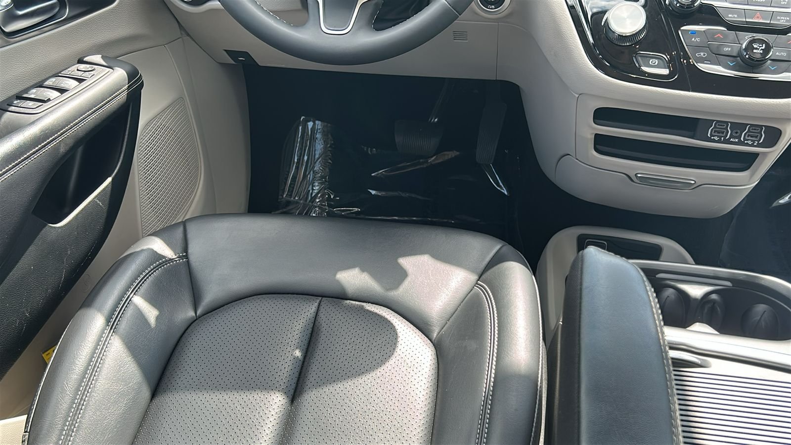 Certified Used 2023 White Chrysler Touring L image 14