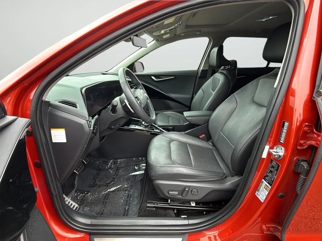 Used 2023 Red Kia Wave image 9