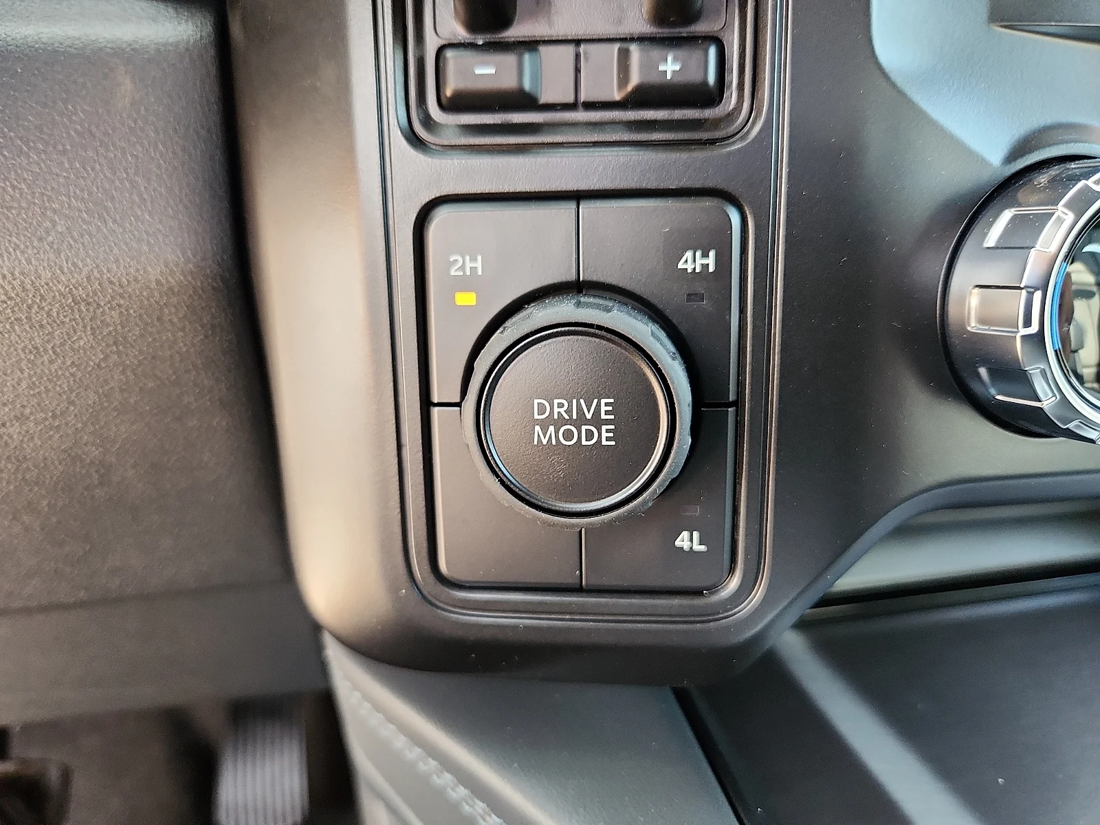 New 2027 Carbonized Gray Metallic Ford Platinum image 25