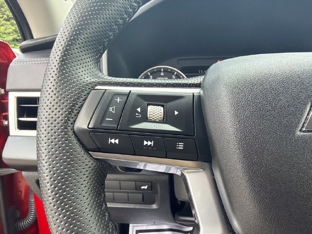 Used 2025  Mitsubishi SE image 26
