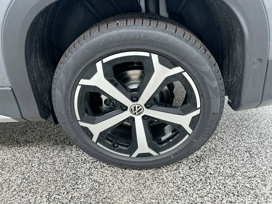 New 2026 Platinum Gray Metallic Volkswagen SE image 10