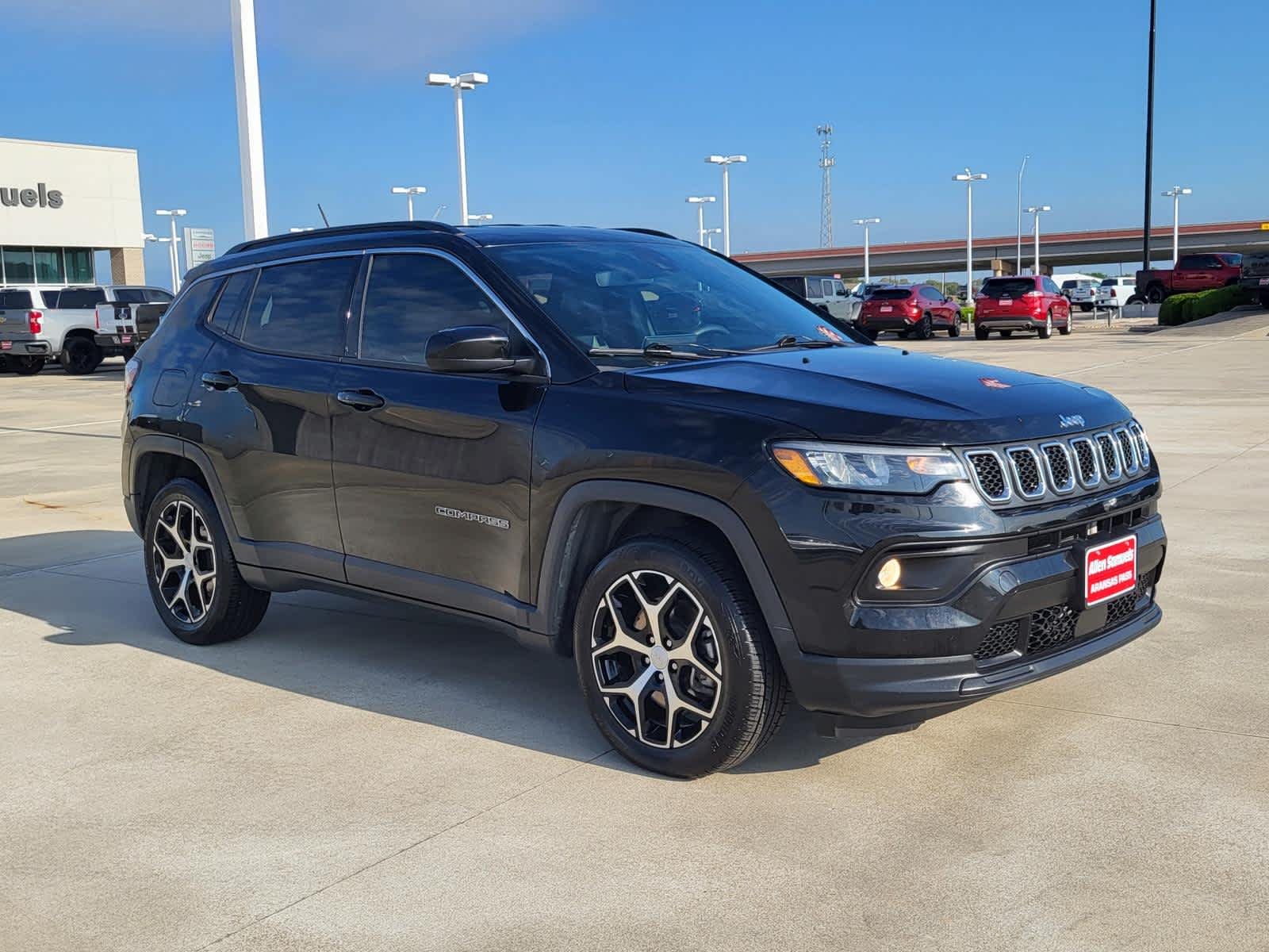 Used 2024 Diamond Black Crystal Pearlcoat Jeep Latitude image 7