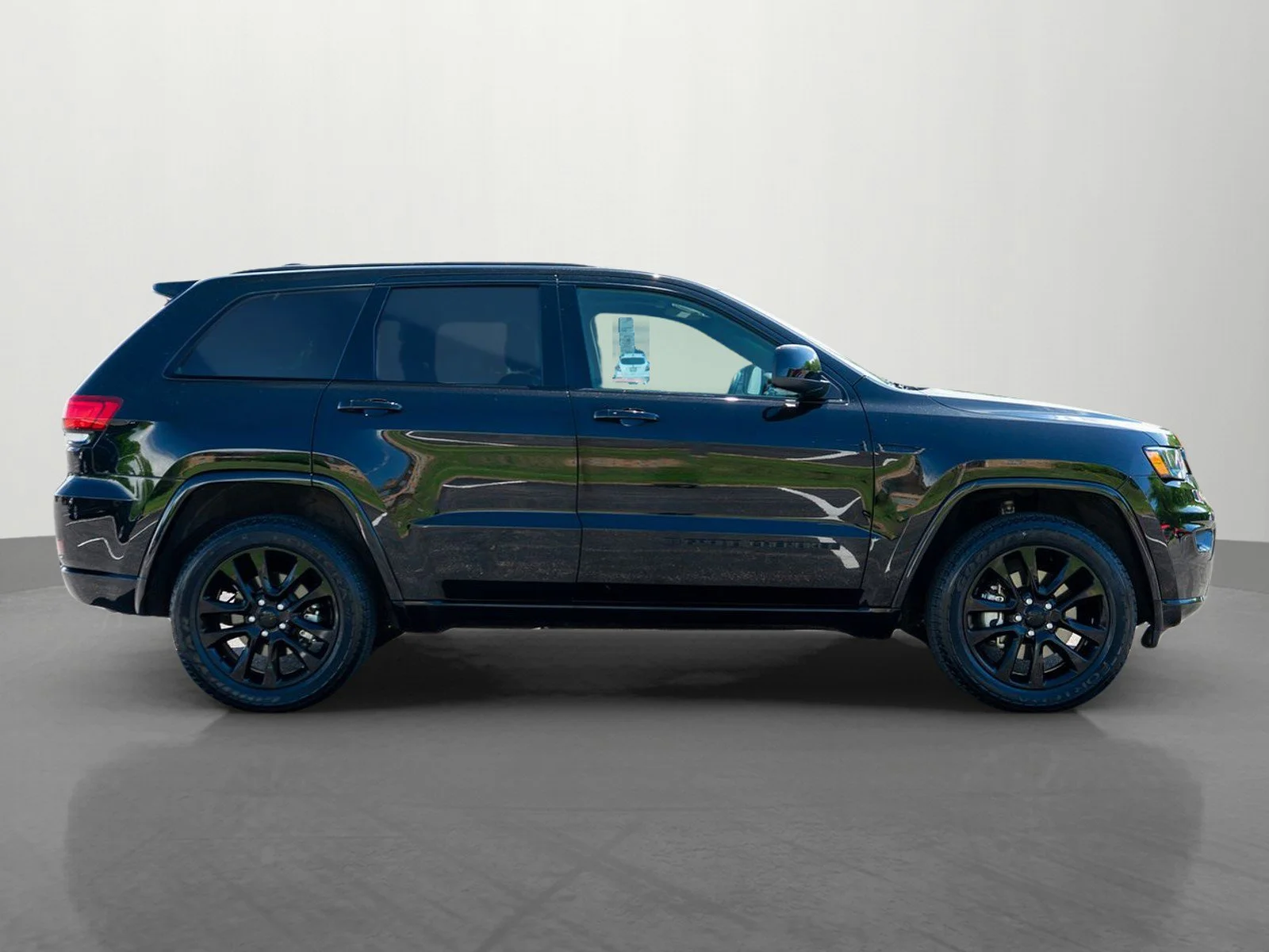 Used 2022 Diamond Black Crystal Pearlcoat Jeep Laredo X image 8