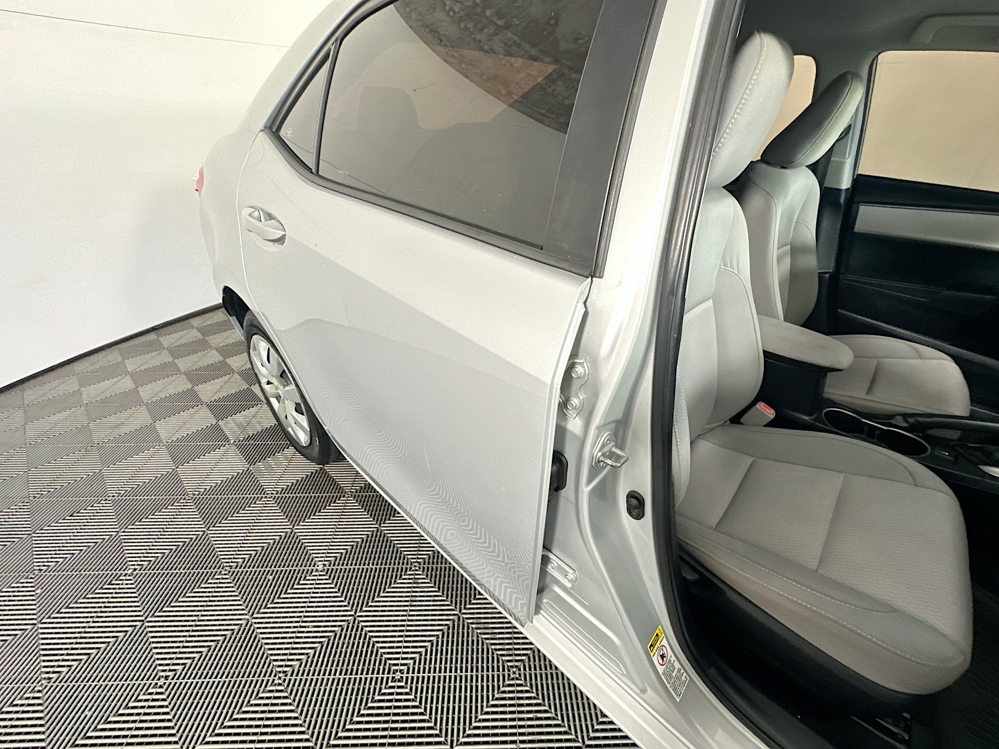 Used 2014 Classic Silver Metallic Toyota LE image 27