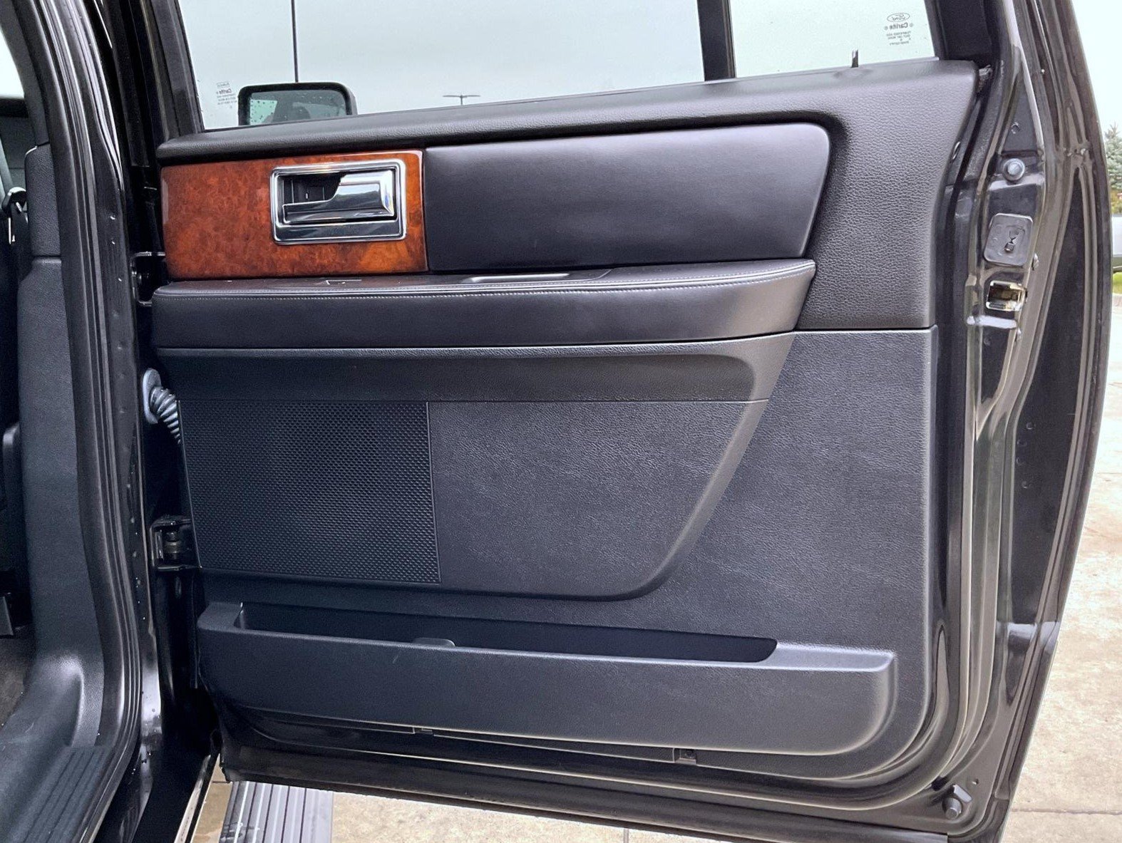 Used 2015 Black Lincoln Base image 18