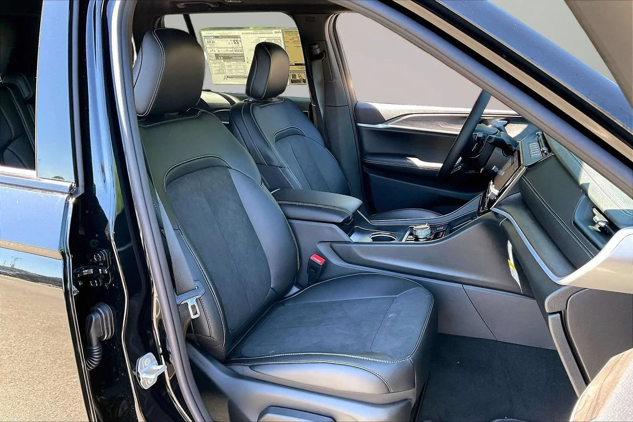 New 2026 Diamond Black Crystal Pearlcoat Jeep Altitude image 21