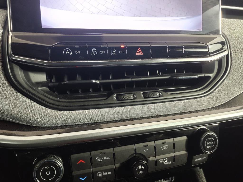 Used 2022 White Jeep Latitude Lux image 19