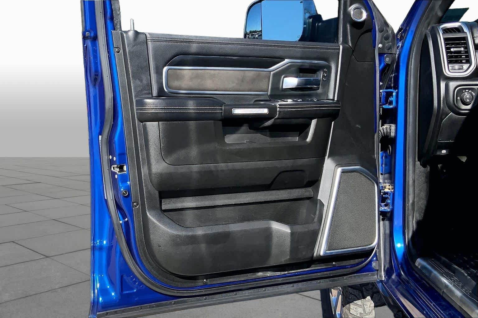 Used 2019 Blue Streak Pearlcoat Ram Laramie image 21