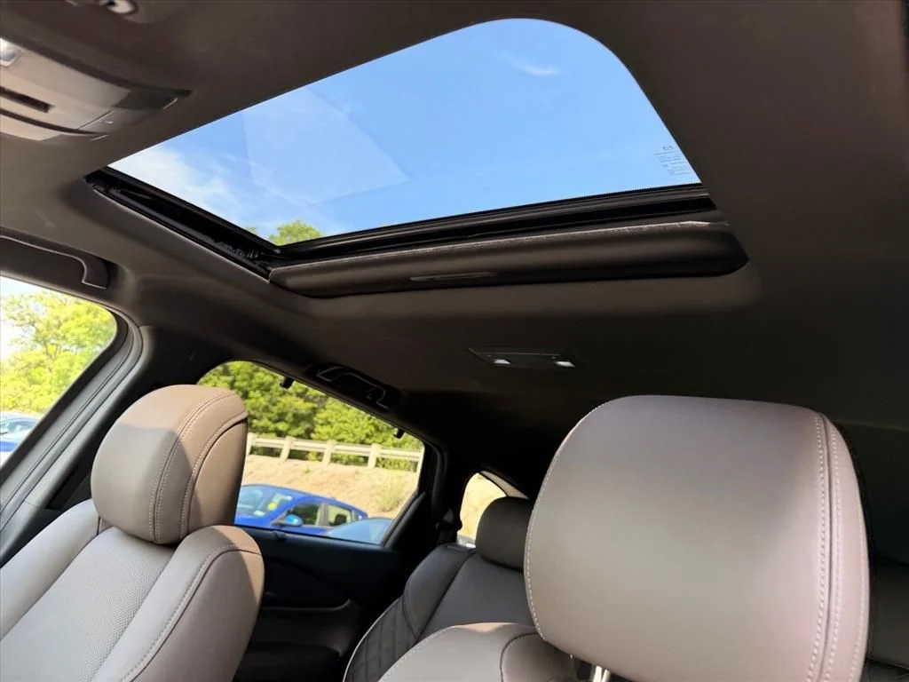 Used 2023 White Mazda Signature image 21