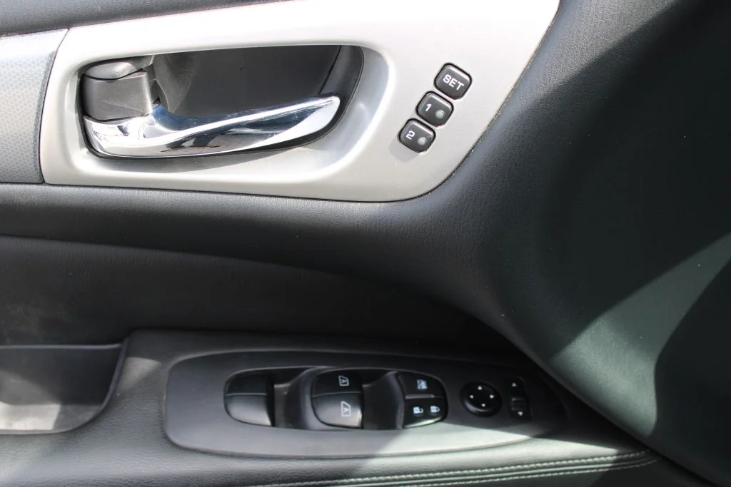 Used 2018 Silver Nissan SL image 32