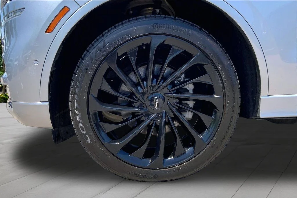 Used 2022 Silver Lincoln Reserve image 33
