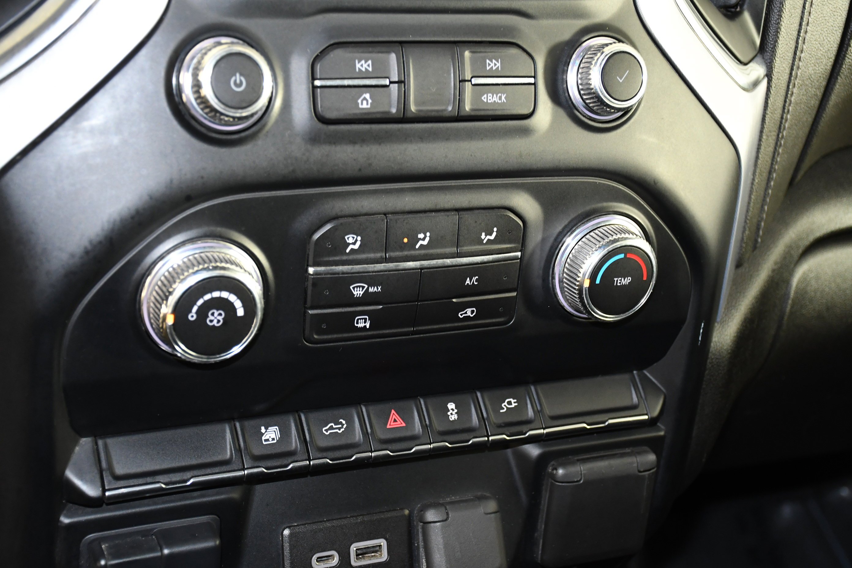 Used 2022 White GMC SLE image 32