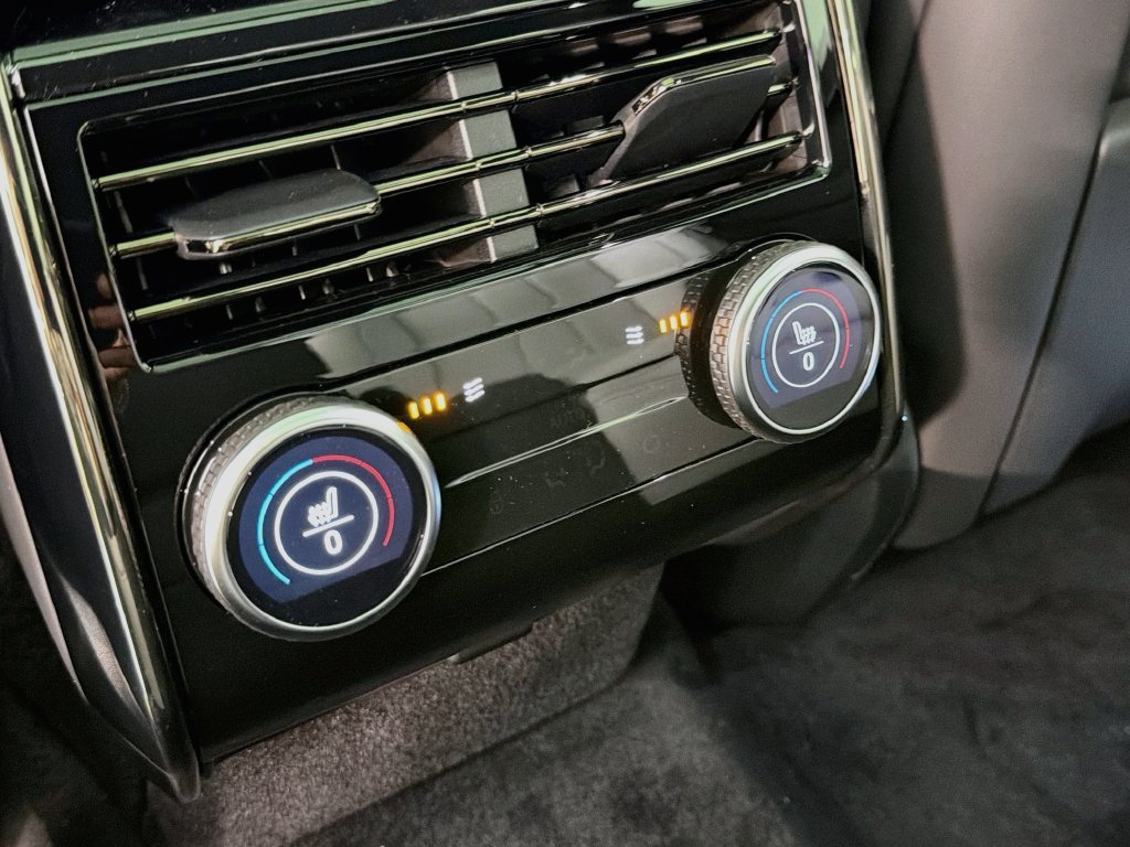 New 2027 Fuji White Land Rover  image 27